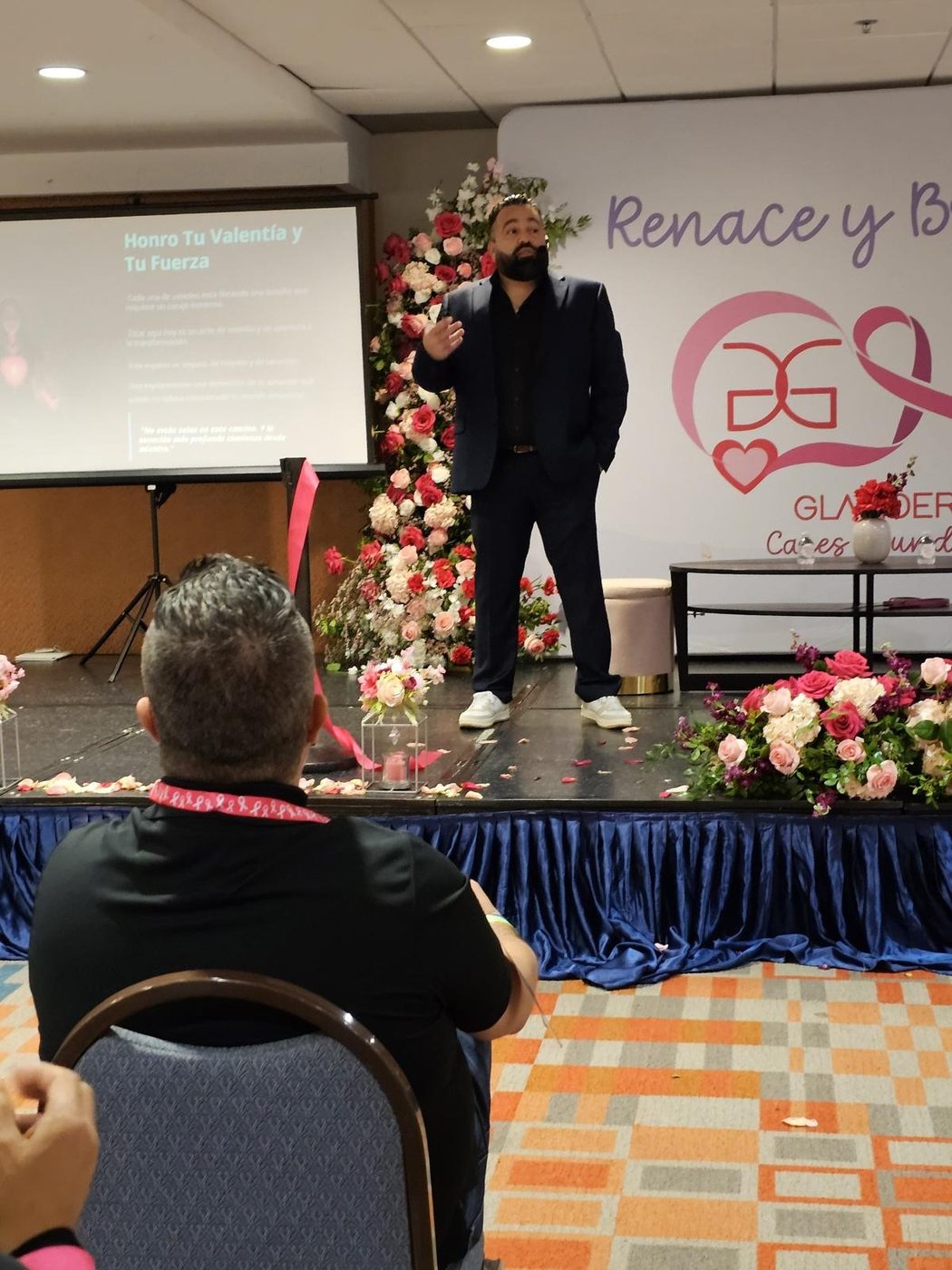 Carlos Leras on stage as keynote speaker at Jornada Renace y Brilla
